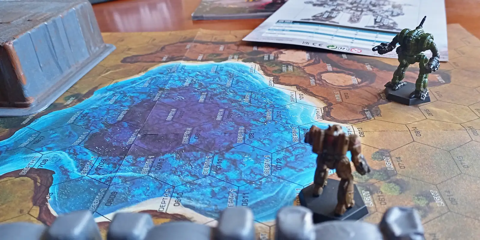 Big robots fight on a battle-scarred landscape.